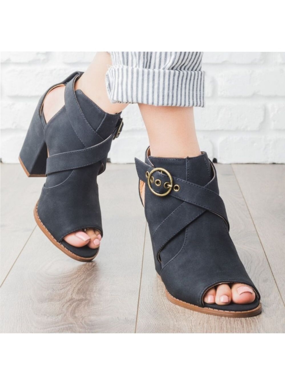 ❤last pairs❤CHIC CRISS CROSS BOOTIE HEELS